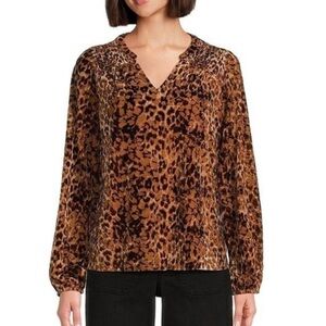 Nurture Animal print V neck Velour Size 2X Top, NWT